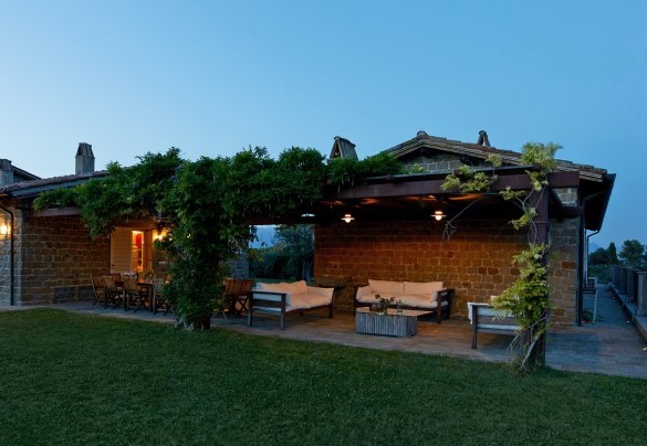 Il living esterno illuminato di notte - Tenuta Bellafonte  