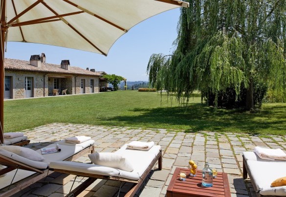 Il prato verde circonda la casa e la zona prendisole - Tenuta Bellafonte  