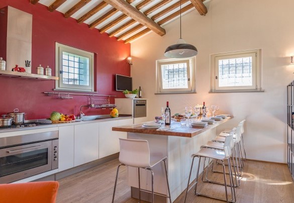 The cozy and colorful kitchen open with the dining area - Tenuta Bellafonte 