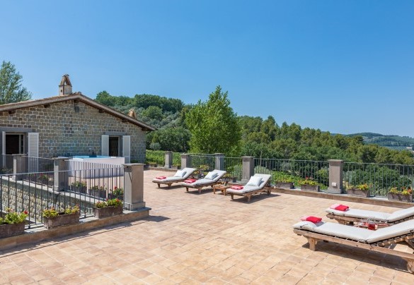 La terrazza panoramica comunica con il primo piano e l'annesso della piscina - Tenuta Bellafonte  