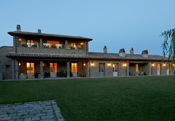 Tutta la splendida proprietà illuminata di notte - Tenuta Bellafonte  