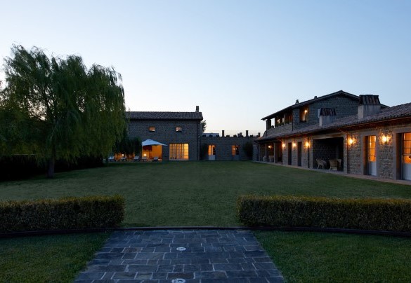 Il fascino del giardino rigoglioso e curato - Tenuta Bellafonte  
