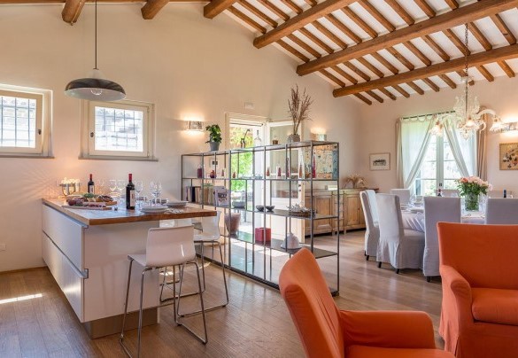 The dining room with direct access to the porch and the garden - Tenuta Bellafonte 