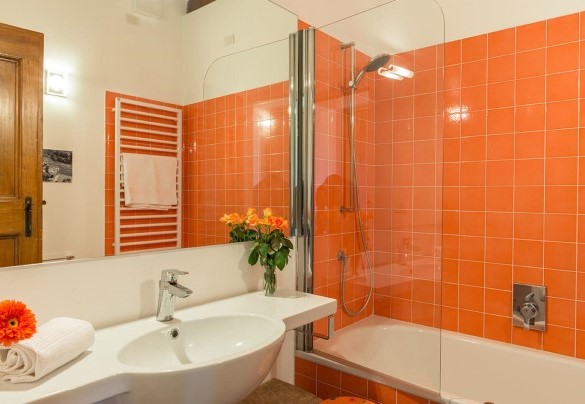 Bathroom with tub n.2 en-suite to bedroom n.2 - Tenuta Bellafonte 