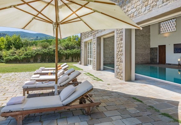 La piscina e la zona prendisole attrezzata con lettini e ombrellone - Tenuta Bellafonte 