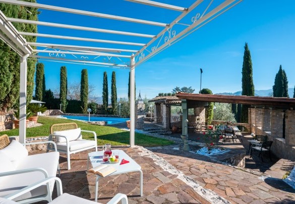 La zona intorno alla piscina è attrezzata con diverse aree soggiorno ombreggiate da gazebo e pergola – Tenuta Cavi