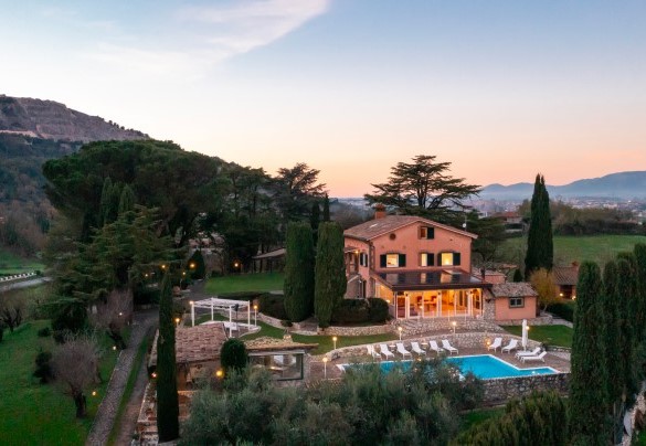 Veduta dall’alto della proprietà alla luce del tramonto – Tenuta Cavi
