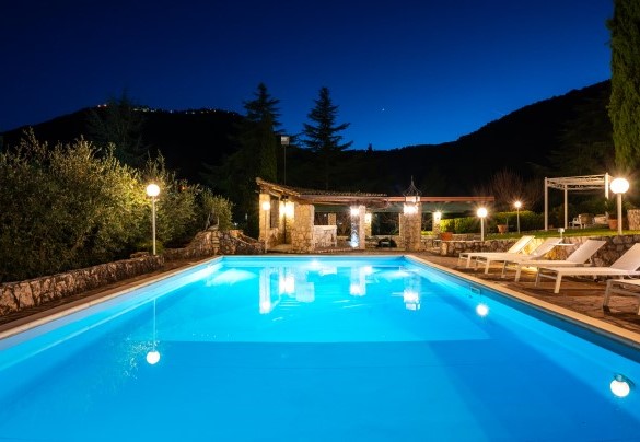 La piscina è dotata di illuminazione sia interna che esterna - Tenuta Cavi