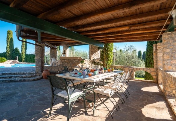 Ampio gazebo vicino alla piscina arredato per pranzi e cene all’aperto – Tenuta Cavi