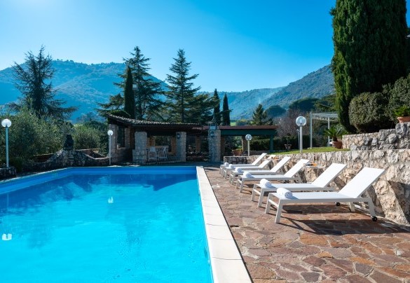 Veduta della piscina con il bel gazebo in legno per godere appieno delle zone esterne - Tenuta Cavi
