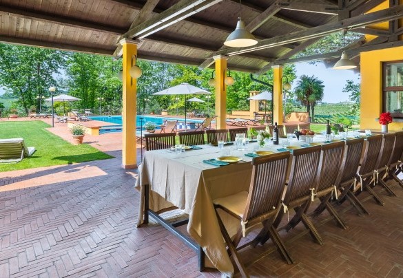 Near the pool and tennis court is located the large Club House of about 250 square meters, characterized by a large central patio equipped with braziers, tables and chairs - Tenuta Contessa Chiara