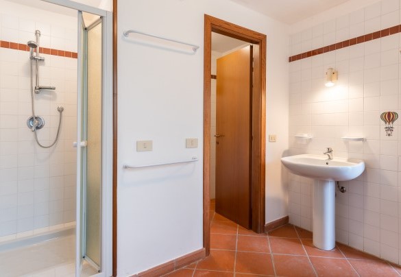 The bathroom (3) with shower on the first floor - Tenuta Contessa Chiara