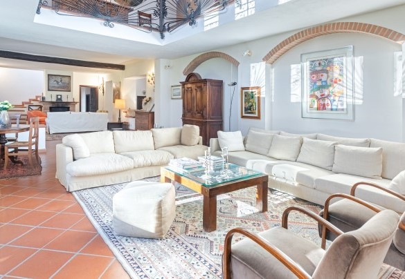The large living room at the entrance of the villa - Tenuta Contessa Chiara