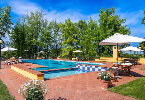 Part of the pool is shallow to allow a safe bathing for children and less experienced swimmers - Tenuta Contessa Chiara