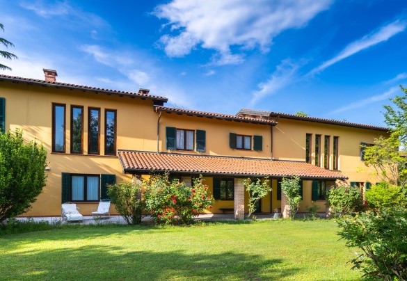 The large villa of 700 square meters, on two floors, plastered, is embellished by three patios from which stand out the elements of the brick columns that support the beautiful steep roofs with exposed tiles - Tenuta Contessa Chiara