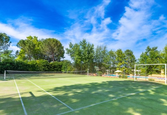 The tennis court is made of synthetic material in green color, the availability of two doors turns it into a soccer field - Tenuta Contessa Chiara