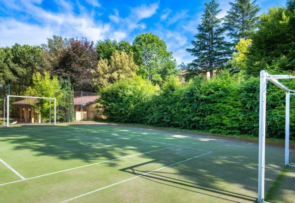 The availability of two doors transforms the tennis court, with the regulation measure corridors for the matches of double, fenced, not illuminated, in a soccer field - Tenuta Contessa Chiara