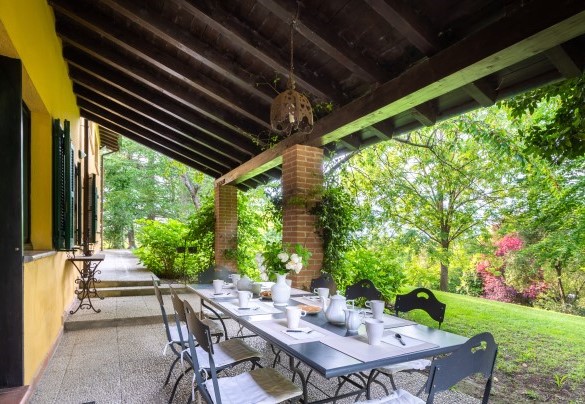 Trees and flowers color this corner of the park where it is nice to be enchanted by consuming a breakfast or lunch in the shade of the patio - Tenuta Contessa Chiara
