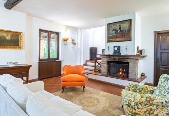 The corner with the fireplace in the large living room at the entrance of the villa - Tenuta Contessa Chiara