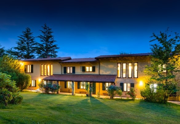 It is dark in the evening, lights are on, magical atmospheres............. - Tenuta Contessa Chiara