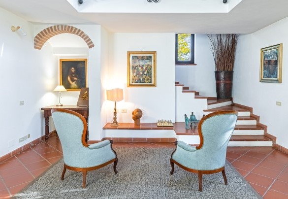 One of the two symmetrical stairs that rise from the living room of the entrance to the first floor - Tenuta Contessa Chiara
