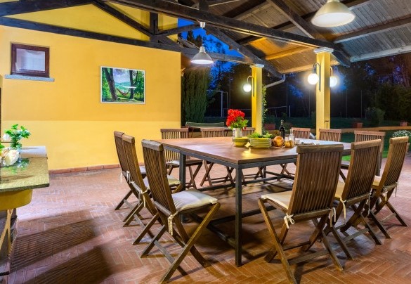 The large central patio of 50 sqm of the Club House, equipped with brazier, table and chairs - Tenuta Contessa Chiara
