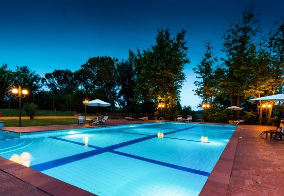 Tiled, with its 22 meters long and 10 meters wide, the pool allows swimming levels that go far beyond the simple bath in traditional residential pools - Tenuta Contessa Chiara