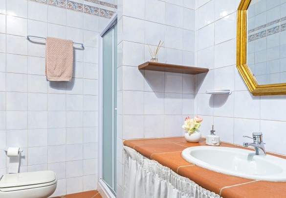 The bathroom (3) with shower on the first floor - Tenuta Contessa Chiara