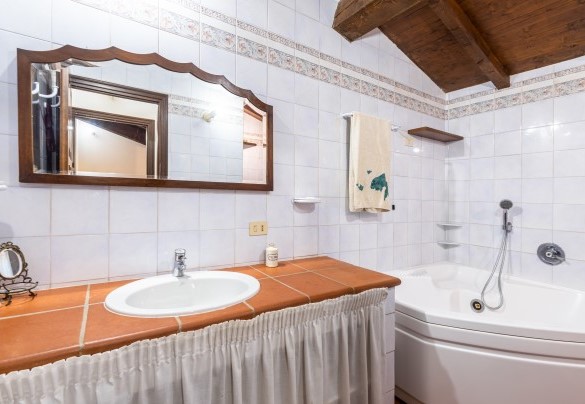 Bathroom with Jacuzzi on the first floor - Tenuta Contessa Chiara