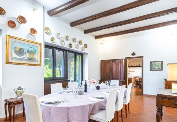 The dining room connected to the kitchen, the living room with TV and the large living room of the entrance - Tenuta Contessa Chiara