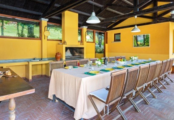 Adjacent to the pool, a large Club House with a large central patio of 50 sqm, equipped with brazier, table and chairs, which separates a large kitchen from the area with dressing rooms, bathrooms and sauna - Tenuta Contessa Chiara