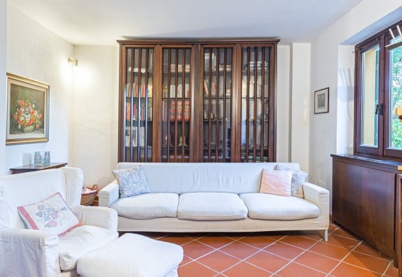 The living room with television adjacent to the dining room - Tenuta Contessa Chiara