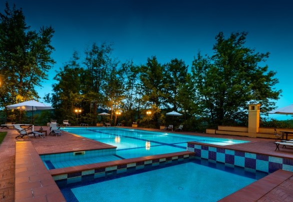 The beautiful illuminated pool for a last bath of the day - Tenuta Contessa Chiara