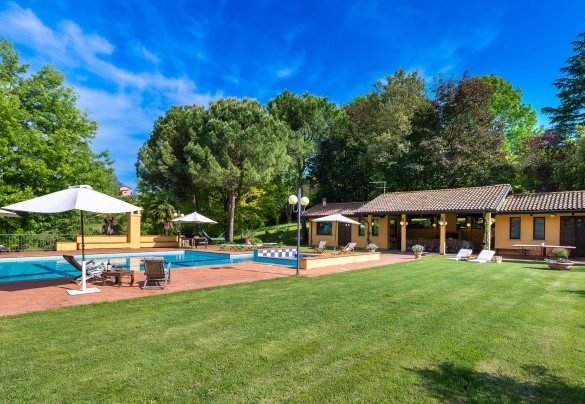  In this area of the park dominates a large Club House with a large central patio of 50 sqm, equipped with brazier, table and chairs, which separates a large kitchen from the area with dressing rooms, bathrooms and sauna - Tenuta Contessa Chiara