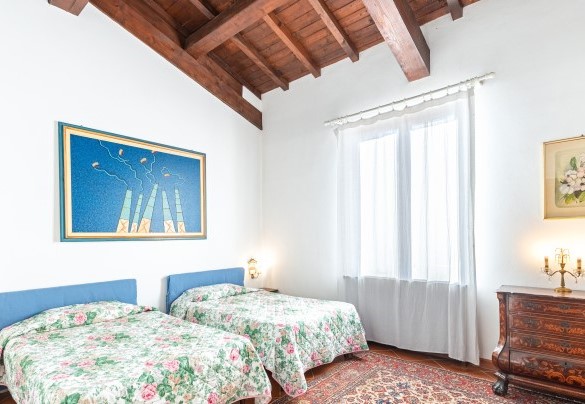 The double room (1) with two joinable French beds, walk-in closet and en-suite bathroom - Tenuta Contessa Chiara