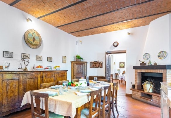 The large kitchen with fireplace, vaulted ceiling and terracotta floor - Tenuta Contessa Chiara