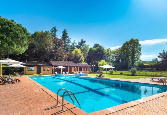 Tiled, with its 22 meters long and 10 meters wide, the pool allows swimming levels that go far beyond the simple bath in traditional residential pools - Tenuta Contessa Chiara