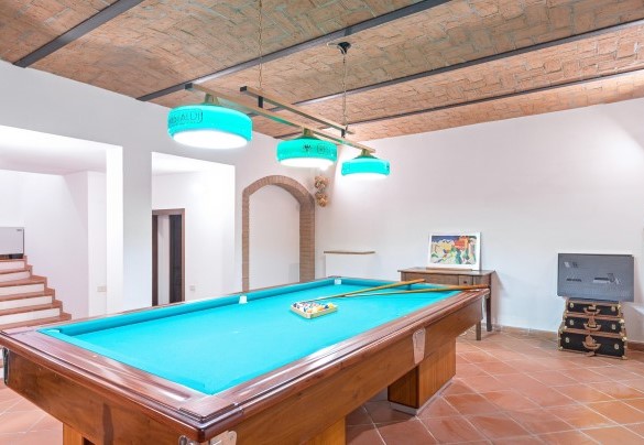 The valuable professional billiards in the basement tavern - Tenuta Contessa Chiara