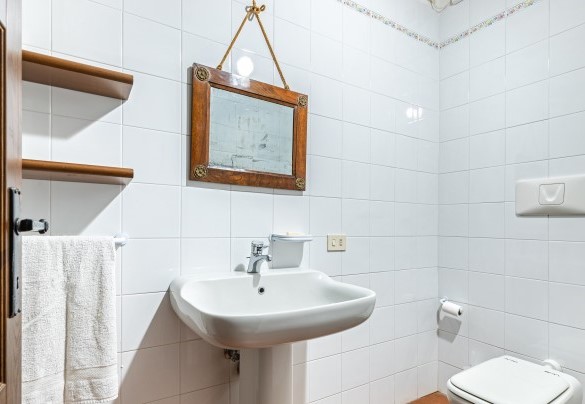 The service bathroom on the ground floor - Tenuta Contessa Chiara