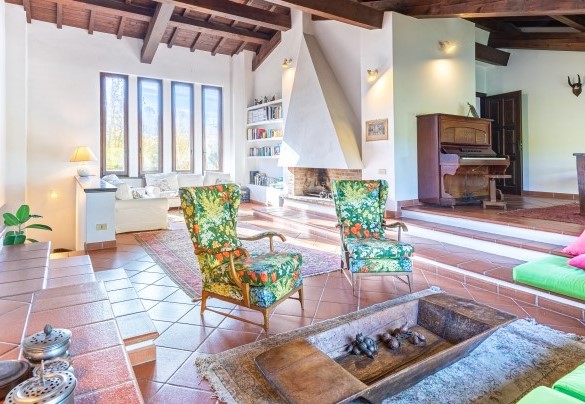 The large living room with fireplace, piano and study area on the first floor - Tenuta Contessa Chiara