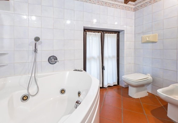 Bathroom with Jacuzzi on the first floor - Tenuta Contessa Chiara