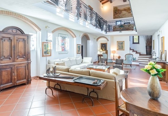 A suggestive internal balcony overlooks the large living room on the ground floor - Tenuta Contessa Chiara