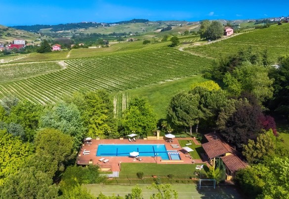 The south slope gently slopes down to the tennis court and the large swimming pool of 220 sqm surrounded by a large solarium - Tenuta Contessa Chiara
