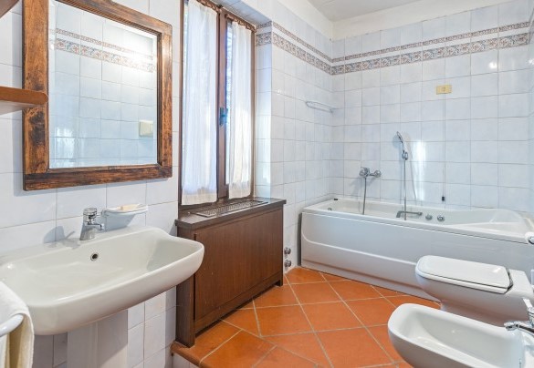 The bathroom (1) with Jacuzzi on the first floor - Tenuta Contessa Chiara