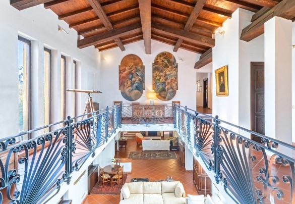 A suggestive internal balcony overlooks the large living room on the ground floor - Tenuta Contessa Chiara