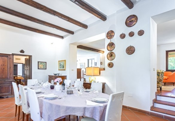 The dining room with the ancient wooden beams on the ceiling - Tenuta Contessa Chiara