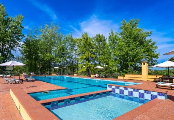 Part of the pool is shallow to allow a safe bathing for children and less experienced swimmers - Tenuta Contessa Chiara