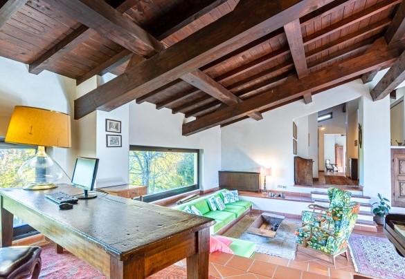 The spacious living room of the first floor elegantly furnished - Tenuta Contessa Chiara