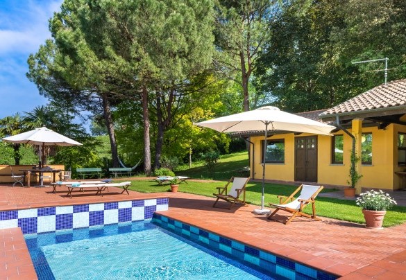 On a large tiled area around the pool, the sunbeds, sun loungers and parasols offer the best comfort between one dip and another - Tenuta Contessa Chiara