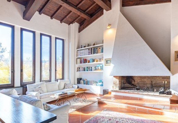 The large fireplace in the living room of the first floor - Tenuta Contessa Chiara